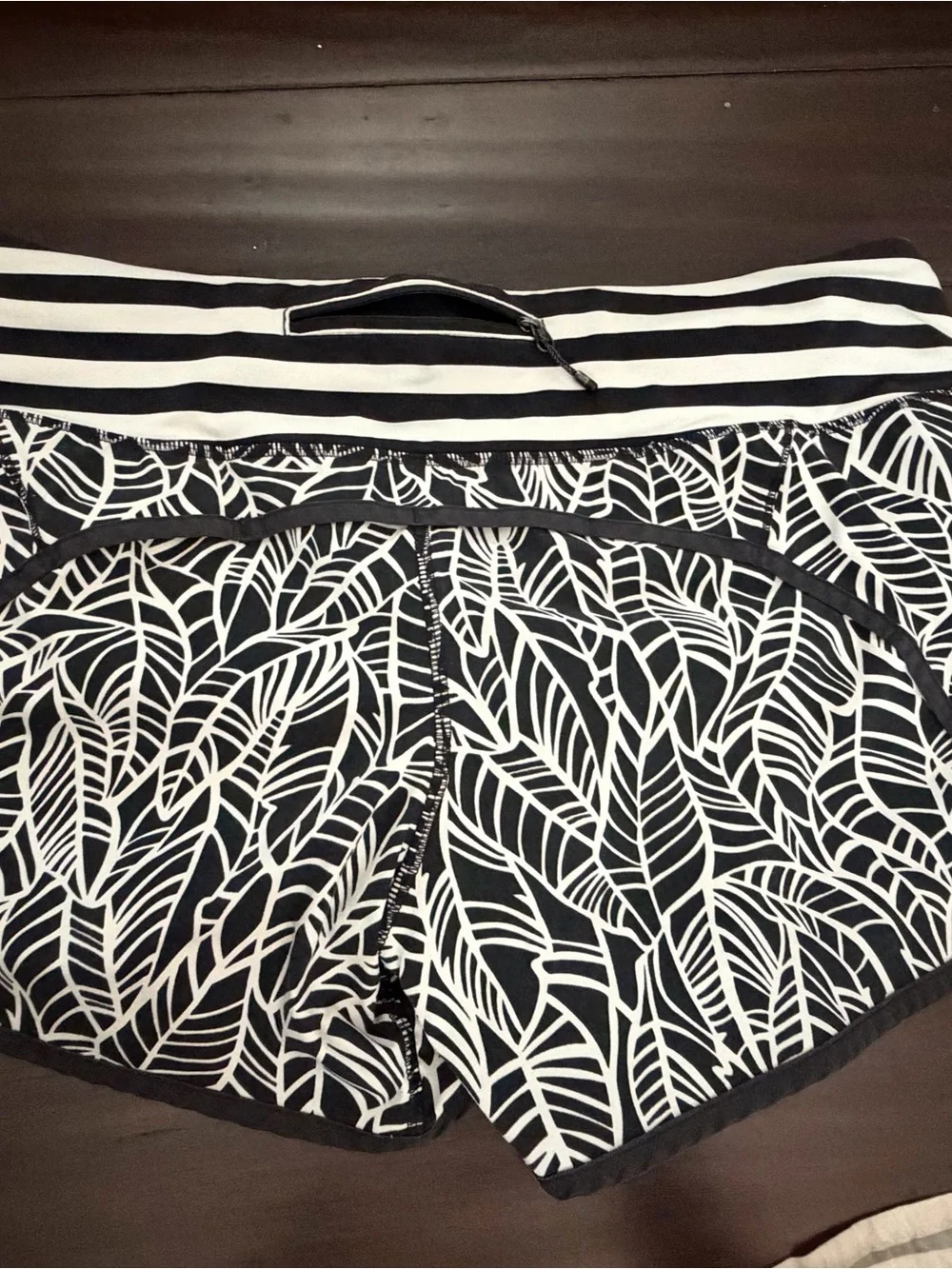 Lululemon Speed Shorts black & white palm leaf w stripe waist 10